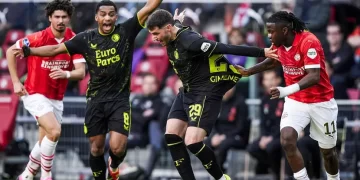 Santi Giménez anota y Feyenoord  logra empate 2-2 con PSV de ‘Chucky’