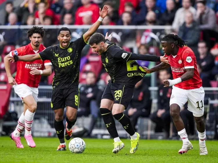 Santi Giménez anota y Feyenoord  logra empate 2-2 con PSV de ‘Chucky’