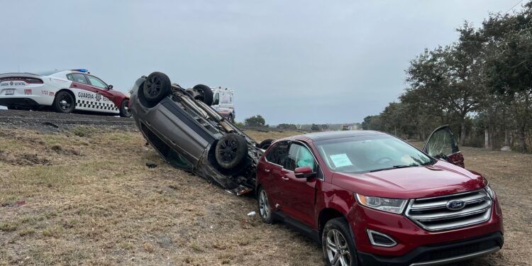 Dos heridos en volcadura doble en la carretera Llera-González