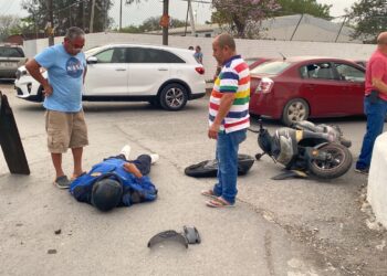 Auto omite alto y embiste a motociclista en la Col. Revolución Verde