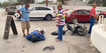 Auto omite alto y embiste a motociclista en la Col. Revolución Verde