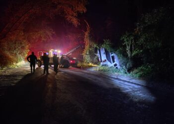 Vuelca camioneta de Transpaís