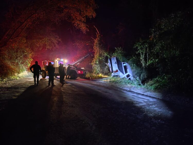 Vuelca camioneta de Transpaís