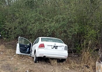 Conductora derrapa y se sale de carretera