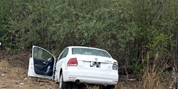 Conductora derrapa y se sale de carretera