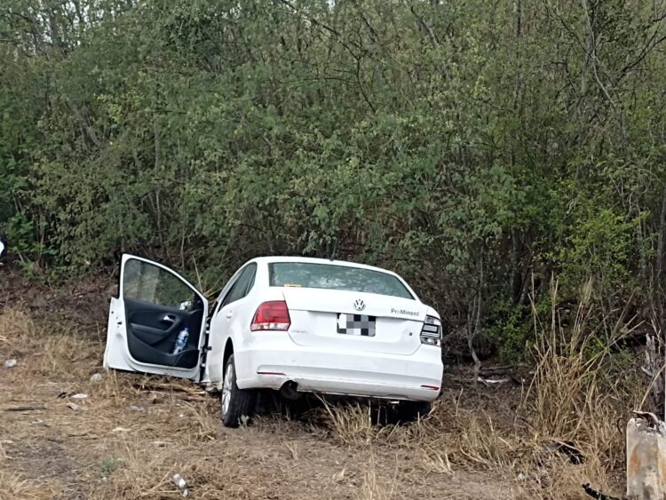Conductora derrapa y se sale de carretera