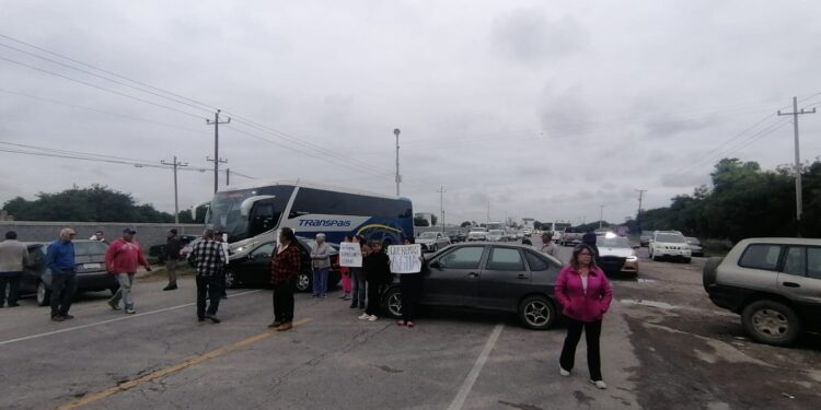 Manifestantes cierran Carretera Victoria-Monterrey