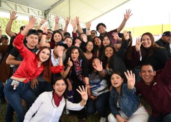 Dialoga Olga Sosa con mujeres estudiantes de Reynosa