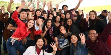 Dialoga Olga Sosa con mujeres estudiantes de Reynosa