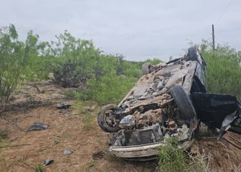 Conductor de camioneta fallece en volcadura