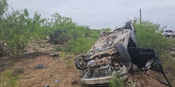 Conductor de camioneta fallece en volcadura