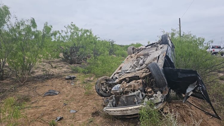 Conductor de camioneta fallece en volcadura