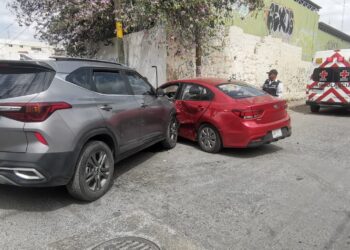 Tres heridos en choque de autos en crucero de calles 18 y Juárez de Cd. Victoria