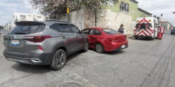 Tres heridos en choque de autos en crucero de calles 18 y Juárez de Cd. Victoria