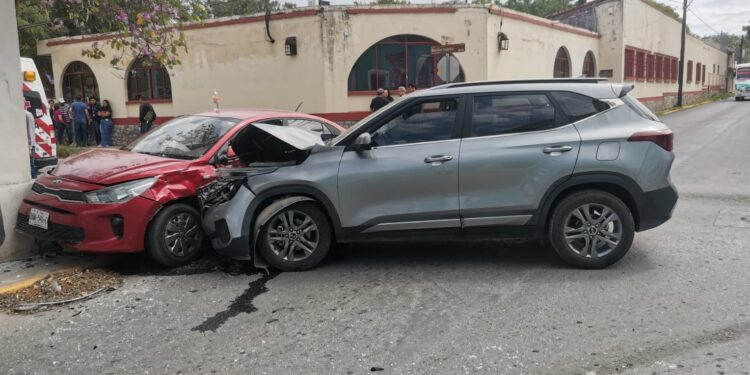 Tres heridos en choque de autos en crucero de calles 18 y Juárez de Cd. Victoria