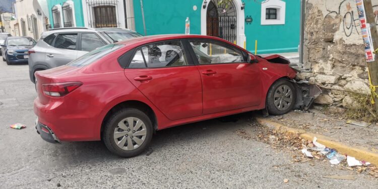 Tres heridos en choque de autos en crucero de calles 18 y Juárez de Cd. Victoria