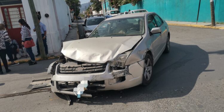 Fuerte choque vehicular en crucero de calles 18 y Ocampo