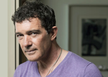 Antonio Banderas consuela a devotos tras la cancelación de la procesión de Semana Santa en Málaga