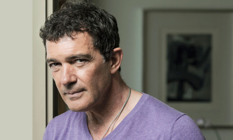 Antonio Banderas consuela a devotos tras la cancelación de la procesión de Semana Santa en Málaga