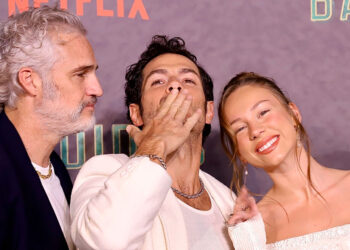 Los Bandidos brillan en la alfombra jade antes del estreno de su serie en Netflix