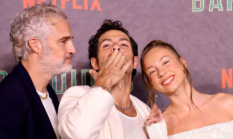 Los Bandidos brillan en la alfombra jade antes del estreno de su serie en Netflix