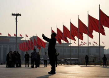 Aumento del éxodo chino en medio de desafíos económicos y estrategias de control del gobierno