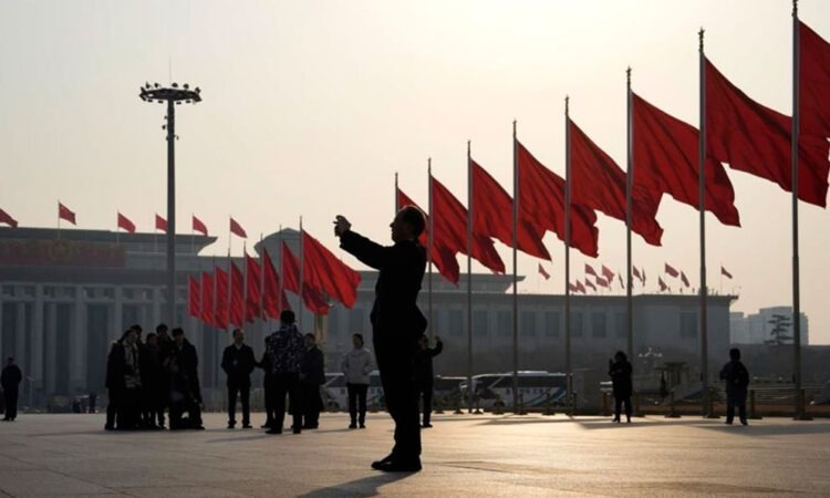 Aumento del éxodo chino en medio de desafíos económicos y estrategias de control del gobierno