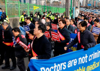 Gobierno surcoreano toma medidas contra médicos en huelga