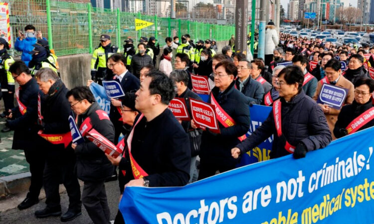 Gobierno surcoreano toma medidas contra médicos en huelga