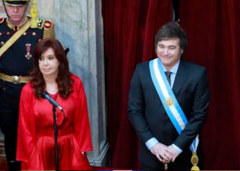 Presidente de Argentina revoca aumentos de su gabinete tras polémica