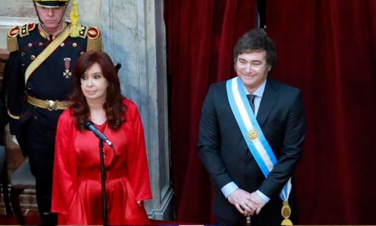 Presidente de Argentina revoca aumentos de su gabinete tras polémica