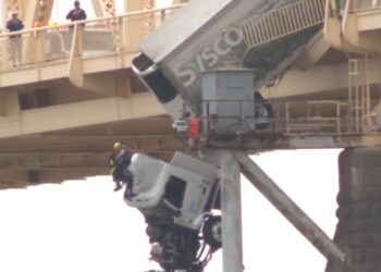Rescate dramático en Louisville: Camión a punto de caer al río Ohio