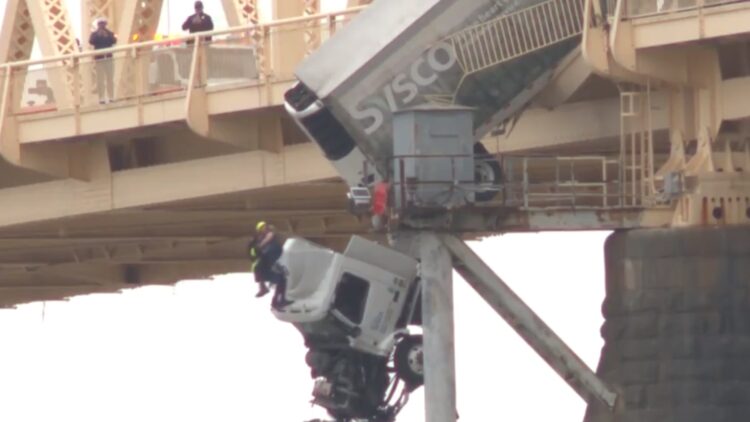 Rescate dramático en Louisville: Camión a punto de caer al río Ohio