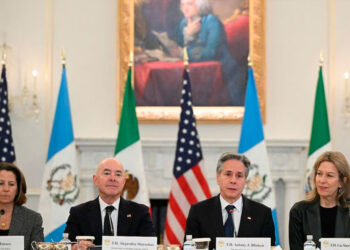 Funcionarios de EE. UU., Guatemala y México se reúnen para fortalecer la colaboración en materia migratoria