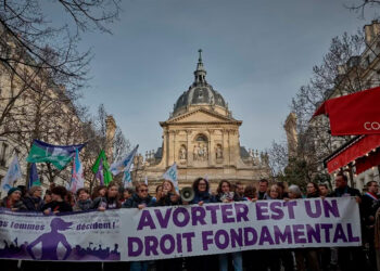 Francia incluye garantía del aborto en su constitución en un día “histórico”