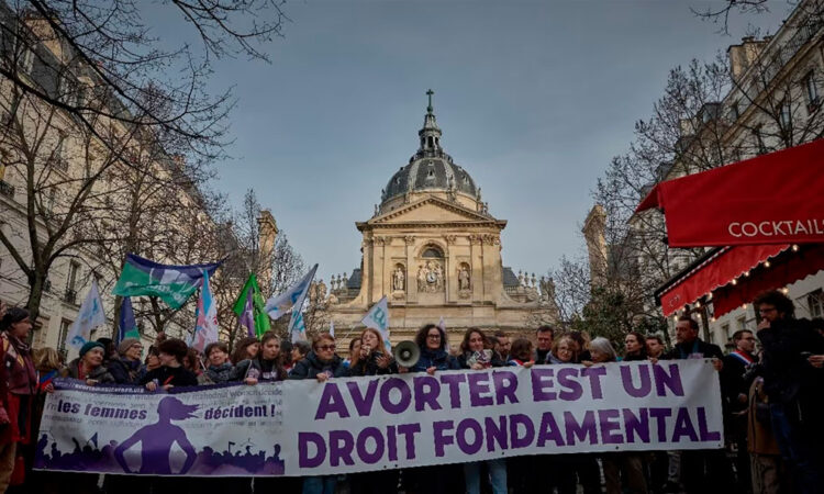 Francia incluye garantía del aborto en su constitución en un día “histórico”