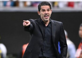 Sancionan económicamente a Fernando Gago por críticas al arbitraje del Clásico Nacional