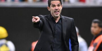 Sancionan económicamente a Fernando Gago por críticas al arbitraje del Clásico Nacional