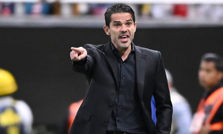 Sancionan económicamente a Fernando Gago por críticas al arbitraje del Clásico Nacional