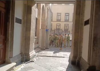 Estudiantes de Ayotzinapa irrumpen con violencia en Palacio Nacional