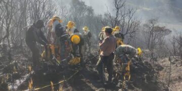Avanza control de incendio forestal