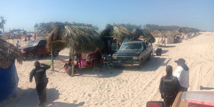 Retiran vehículos de las zonas de playa en La Pesca, Soto la Marina