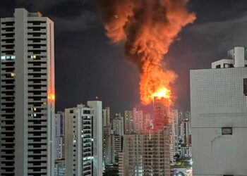 Incendio consume edificio en construcción de veinte pisos en Recife