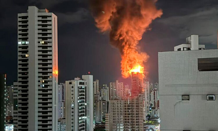 Incendio consume edificio en construcción de veinte pisos en Recife