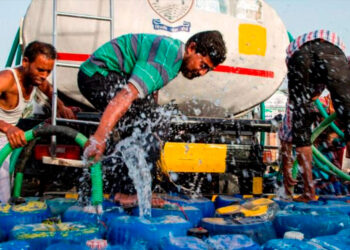 Multan a familias por malgastar agua en la India ante la grave sequía