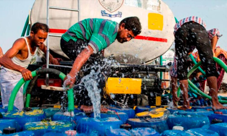 Multan a familias por malgastar agua en la India ante la grave sequía