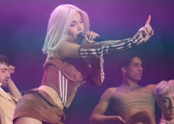 Kenia Os deslumbra en el festival ceremonia con un espectáculo electrizante