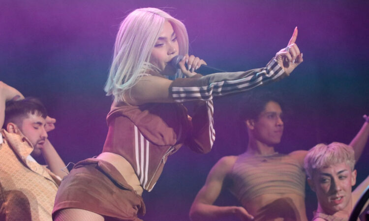 Kenia Os deslumbra en el festival ceremonia con un espectáculo electrizante