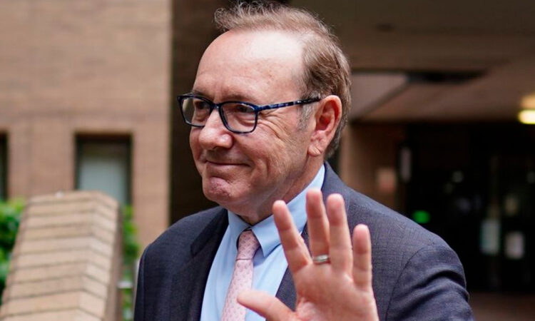 Kevin Spacey regresa a la pantalla grande como “El Diablo” en la nueva película italiana “The Contract”