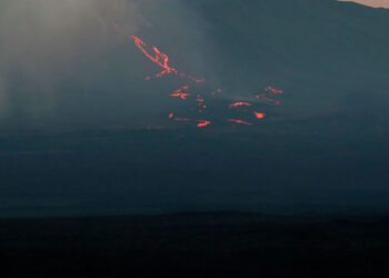 Galápagos: Erupción del volcán La Cumbre alcanza 8 kilómetros de flujo de lava